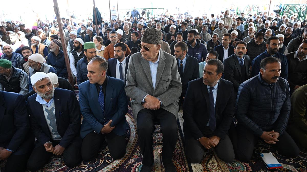 congregational prayers,-rallies-held-in-kashmir-on-ramzan’s-last-friday;-jamia-masjid-closed