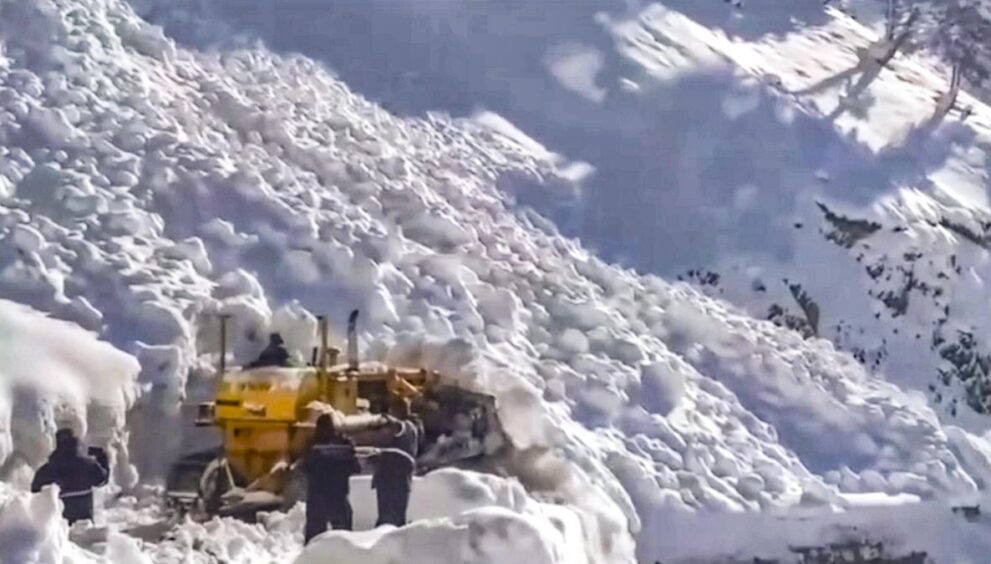 traffic-management-of-unpredictable-zojila-pass-comes-under-scanner-as-avalanche-toll-touches-7