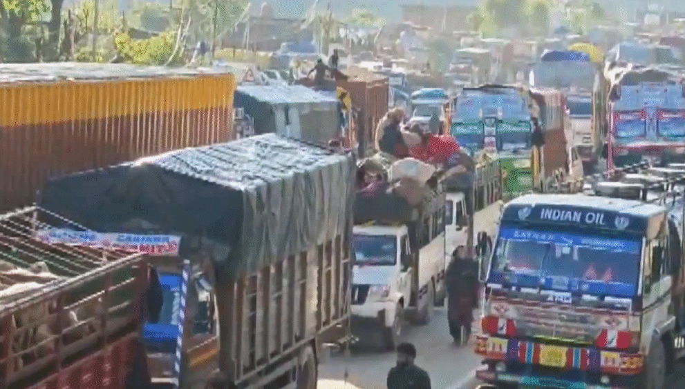 traffic-suspended-on-jammu-srinagar-highway-due-to-landslides-in-ramban