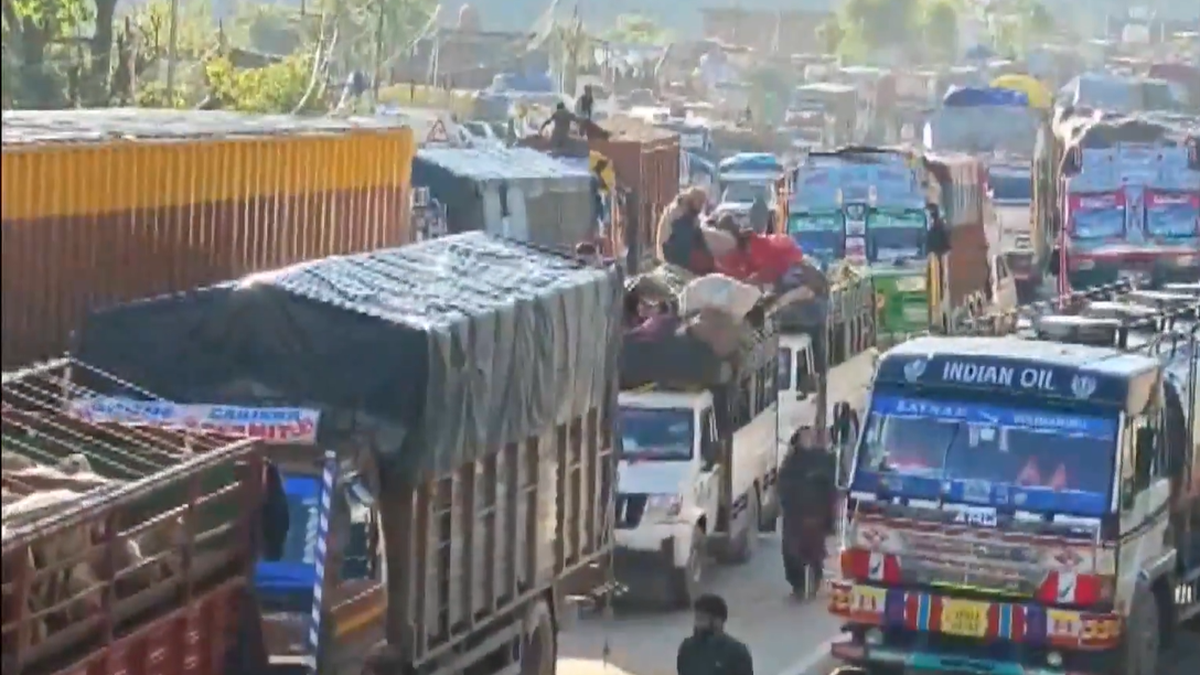 traffic-suspended-on-jammu-srinagar-highway-due-to-landslides-in-ramban
