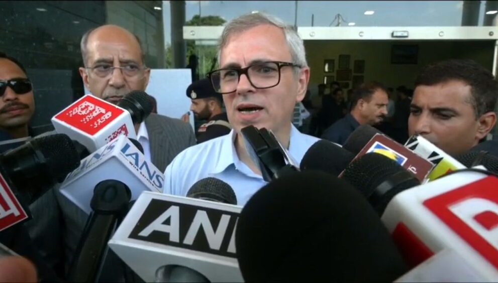 j-k-cm-omar-lauds-lg-sinha-for-ganderbal-encounter-probe