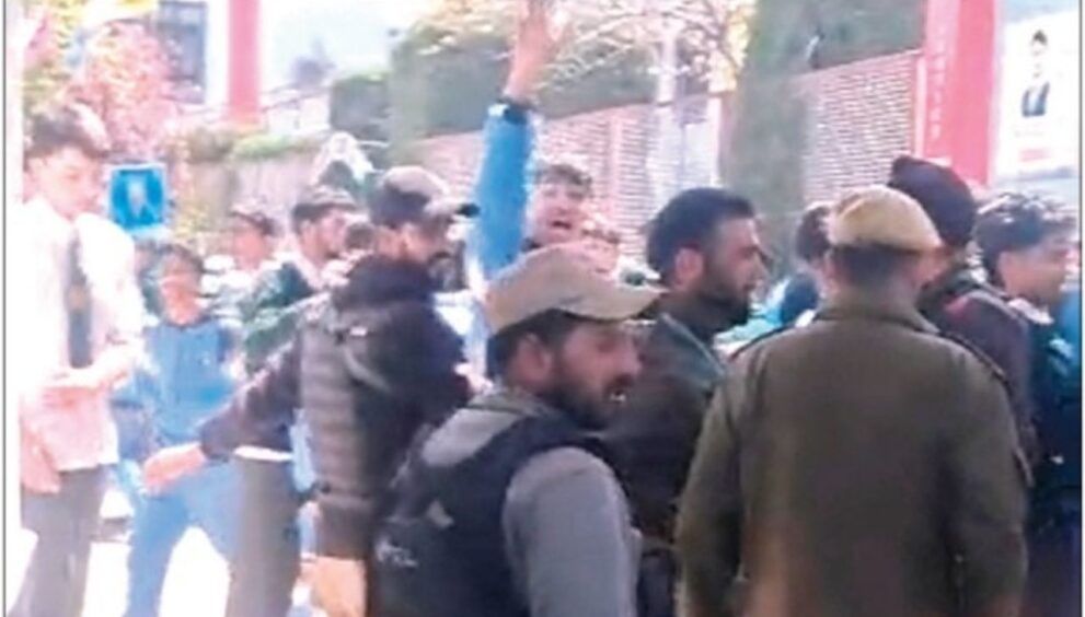 dps-baramulla-students-protest,-principal-apologises-over-alleged-controversial-remark