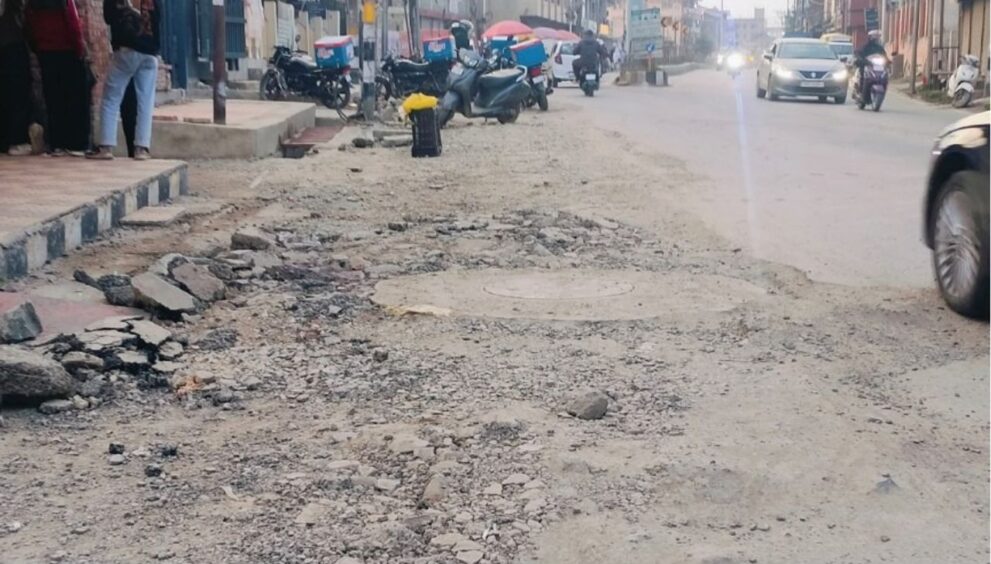 authorities-sit-on-repairs-of-dilapidated-gojwara-hawal-road