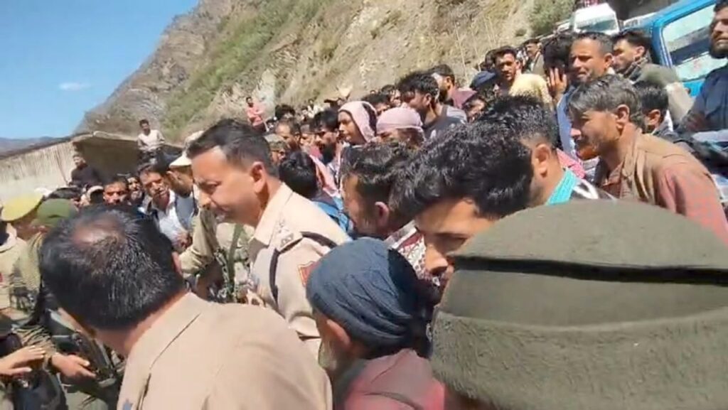 dc,-ssp-ramban-pacify-protesters;-nh-44-restored-after-4-hour-blockade,-4-arrested