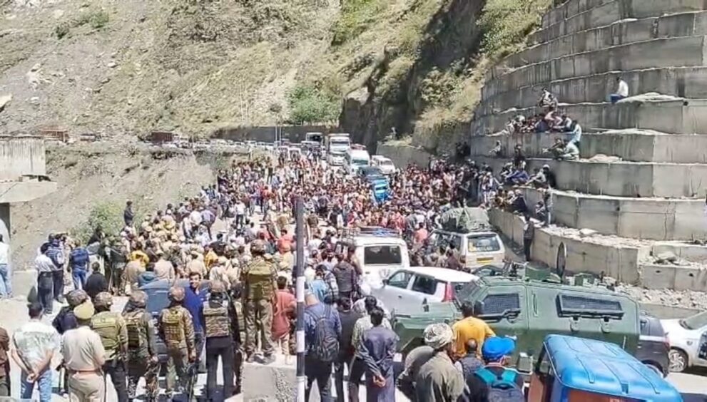highway-blocked-for-4-hours-as-protesters-stage-sit-in-at-makarkoot;-dc,-ssp-ramban-reach-spot