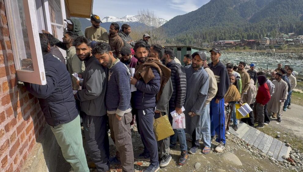 amarnath-yatra-registration-begins-in-jammu;-pilgrims-flock-in-large-numbers