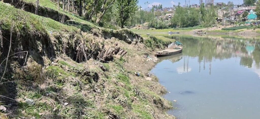 jhelum-erosion-threatens-hajibal-village-in-pulwama;-flood-fears-intensify