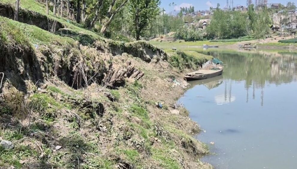 jhelum-erosion-threatens-hajibal-village-in-pulwama;-flood-fears-intensify