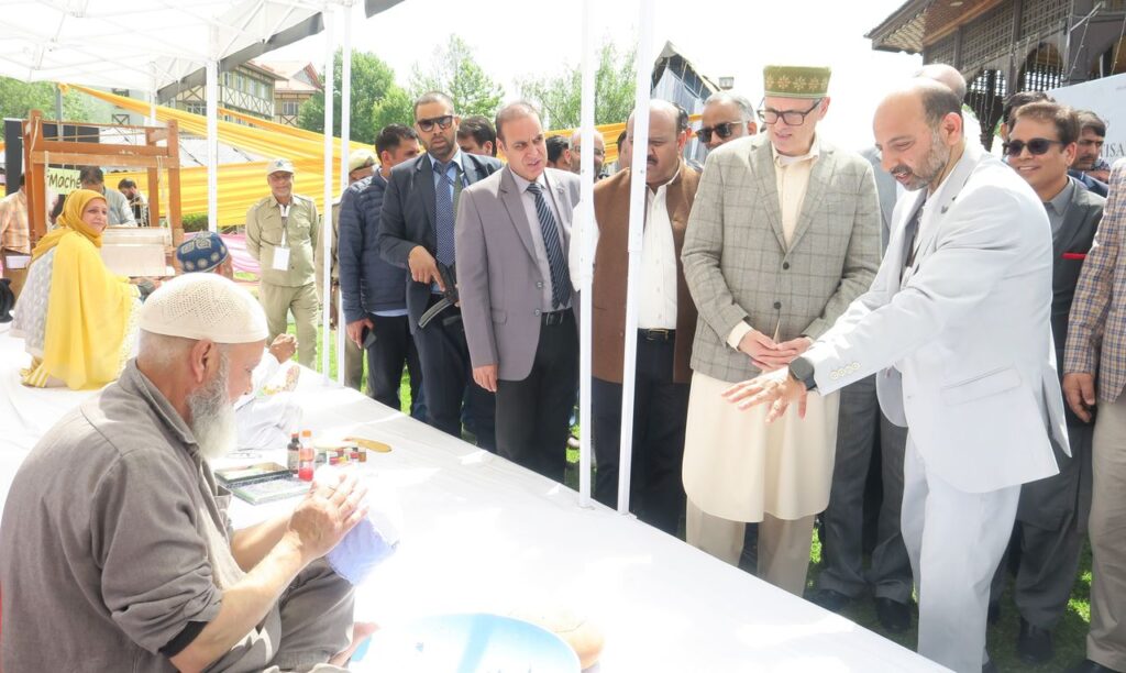 omar-abdullah-pushes-tourism,-craft-revival-in-j&k